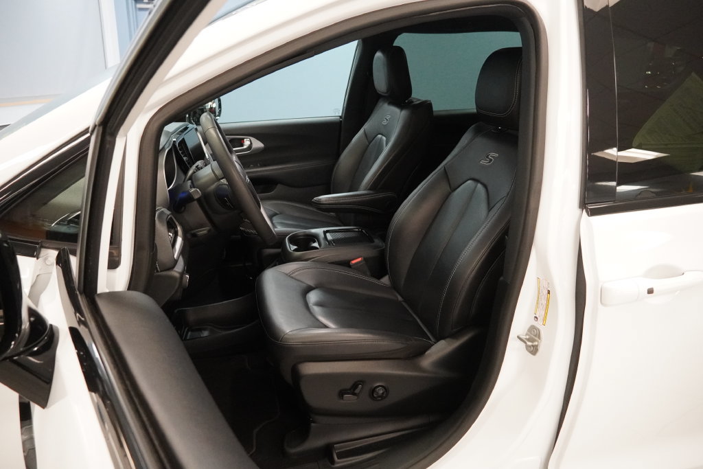 Used 2024 Chrysler Pacifica Limited FWD image 13