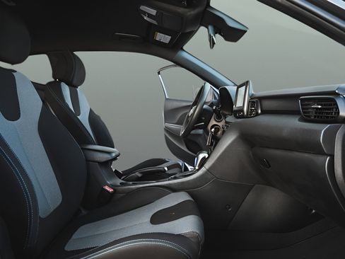 Used 2019 Hyundai Veloster 2.0 image 12