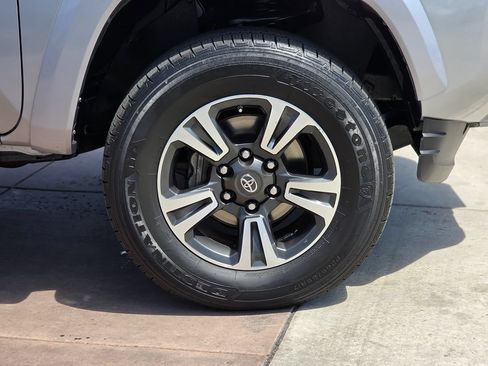 Used 2017 Toyota Tacoma TRD Sport w/ Tow Package RWD image 13