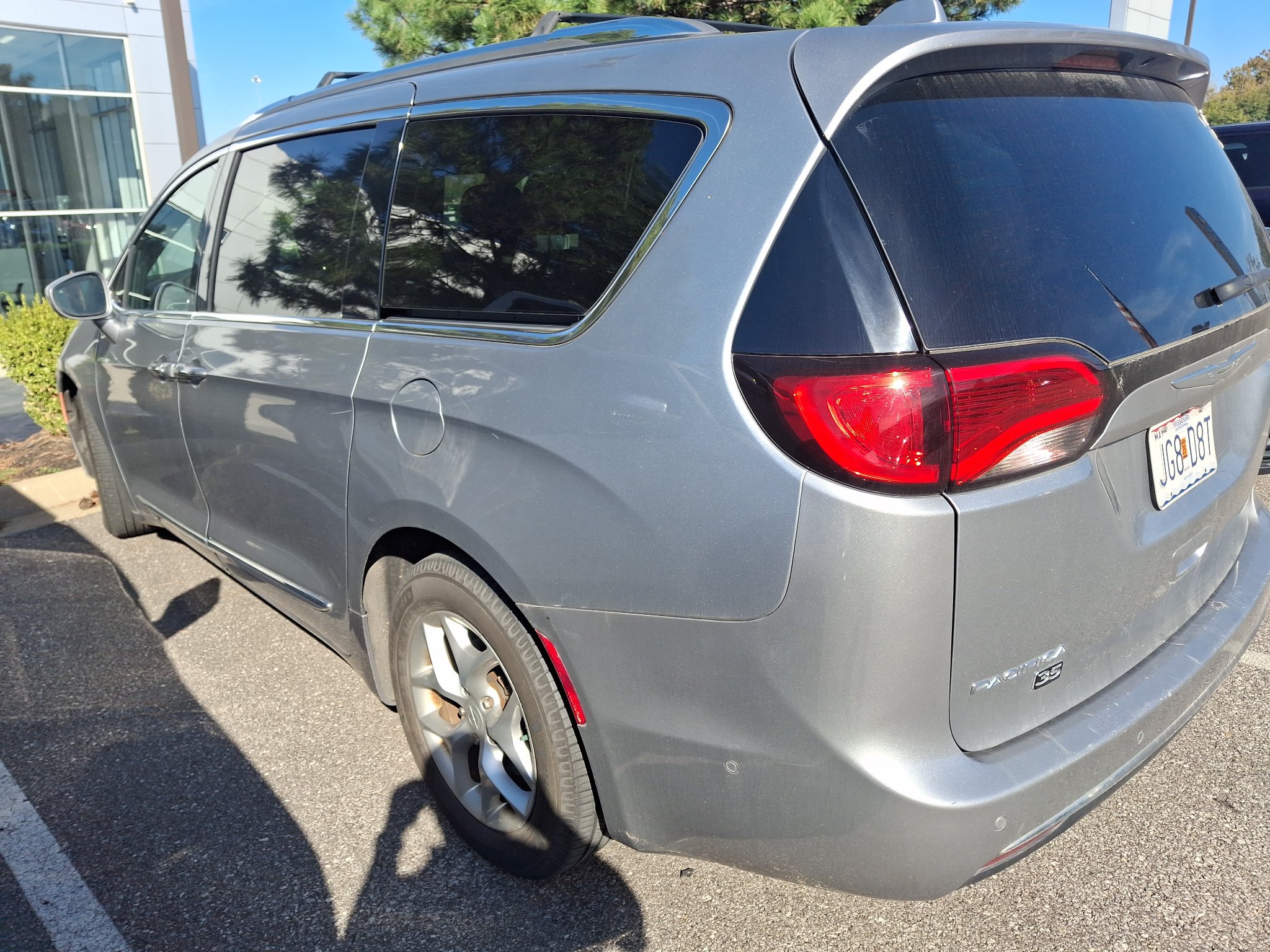 Used 2020 Chrysler Pacifica Touring-L FWD image 4