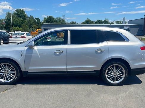 Used 2019 Lincoln MKT AWD image 2