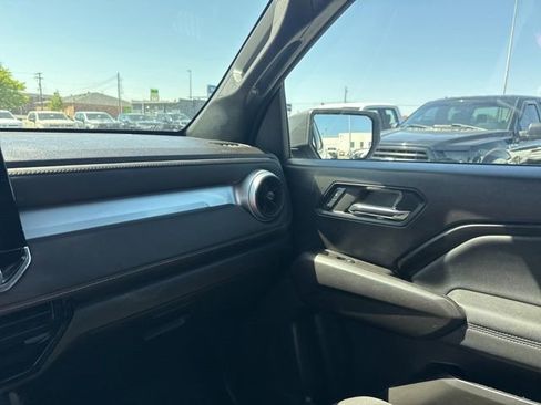 Used 2024 Chevrolet Colorado LT AWD/4WD image 23