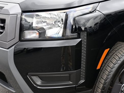 Used 2025 Nissan Frontier SV image 12