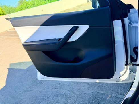 Used 2022 Tesla Model Y Long Range image 22