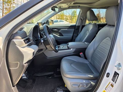 Used 2023 Toyota Highlander XLE AWD/4WD image 21
