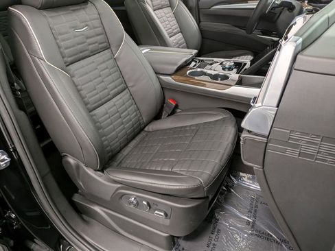 Used 2026 Cadillac Escalade Platinum Sport w/ LPO, Floor Liner Package AWD/4WD image 30