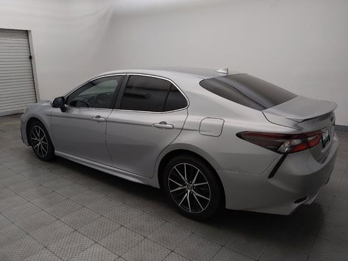 Used 2021 Toyota Camry SE image 3