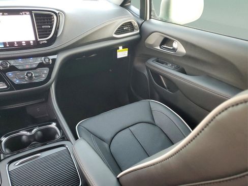 New 2026 Chrysler Pacifica Limited w/ S Appearance Package image 10