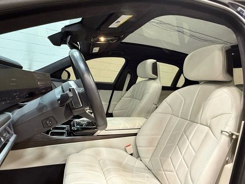Used 2023 BMW i7 xDrive60 image 29