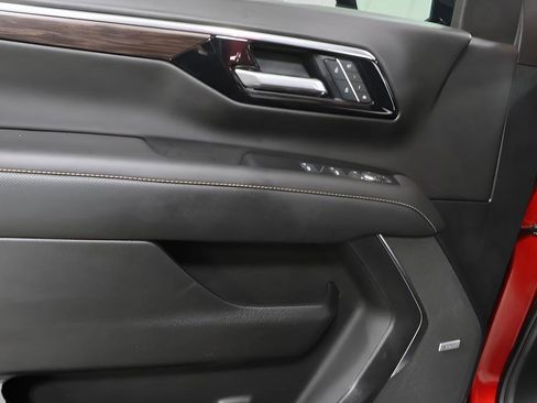 Used 2025 Chevrolet Suburban Premier image 22