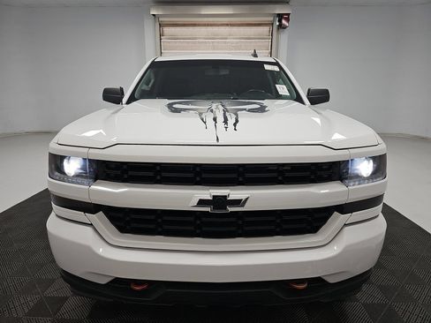 Used 2018 Chevrolet Silverado 1500 Custom w/ Custom Convenience Package RWD image 4