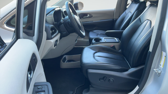 Used 2024 Chrysler Pacifica Touring-L FWD image 19