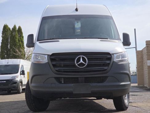 Used 2024 Mercedes-Benz Sprinter 2500 w/ Acoustic Package image 8