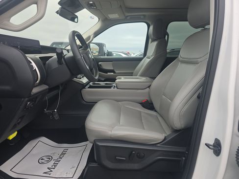 Used 2025 Ford Expedition Active image 10