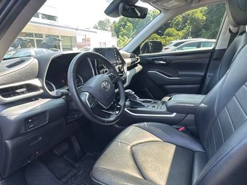 Used 2021 Toyota Highlander XLE AWD/4WD image 18