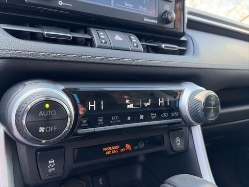 Used 2021 Toyota RAV4 XLE Premium image 17