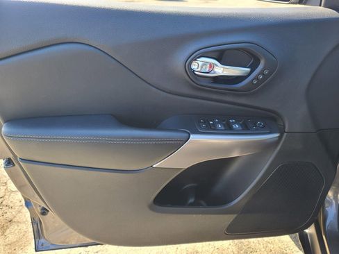 Used 2022 Jeep Cherokee Limited image 11