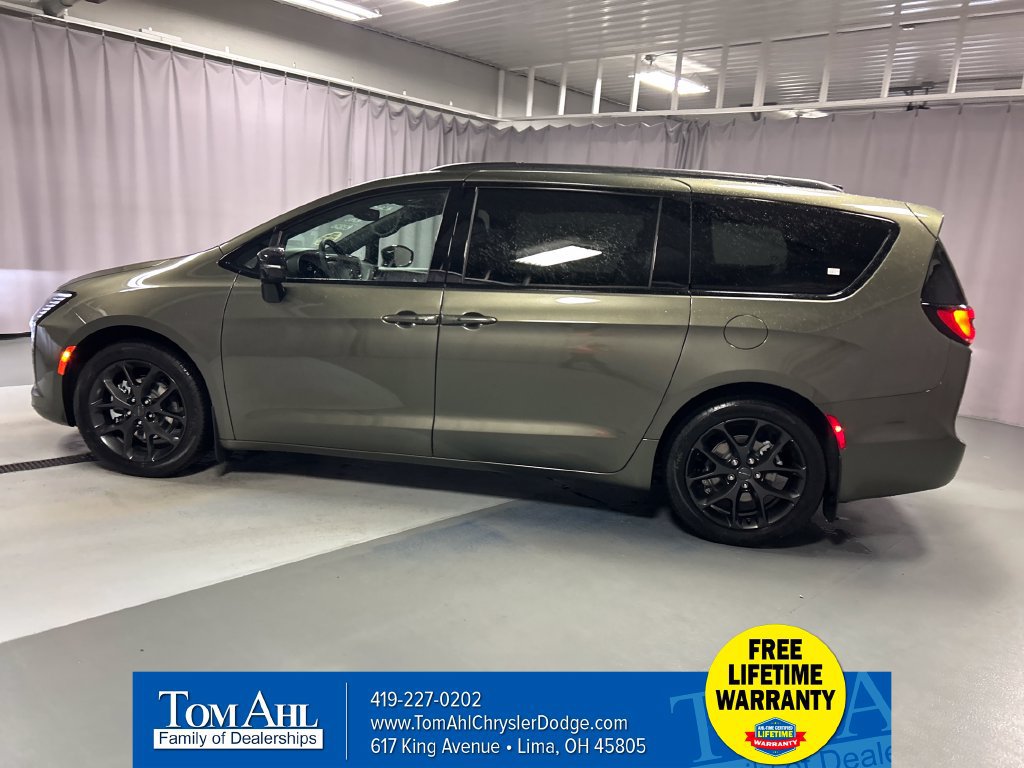 New 2027 Chrysler Pacifica Limited FWD image 4