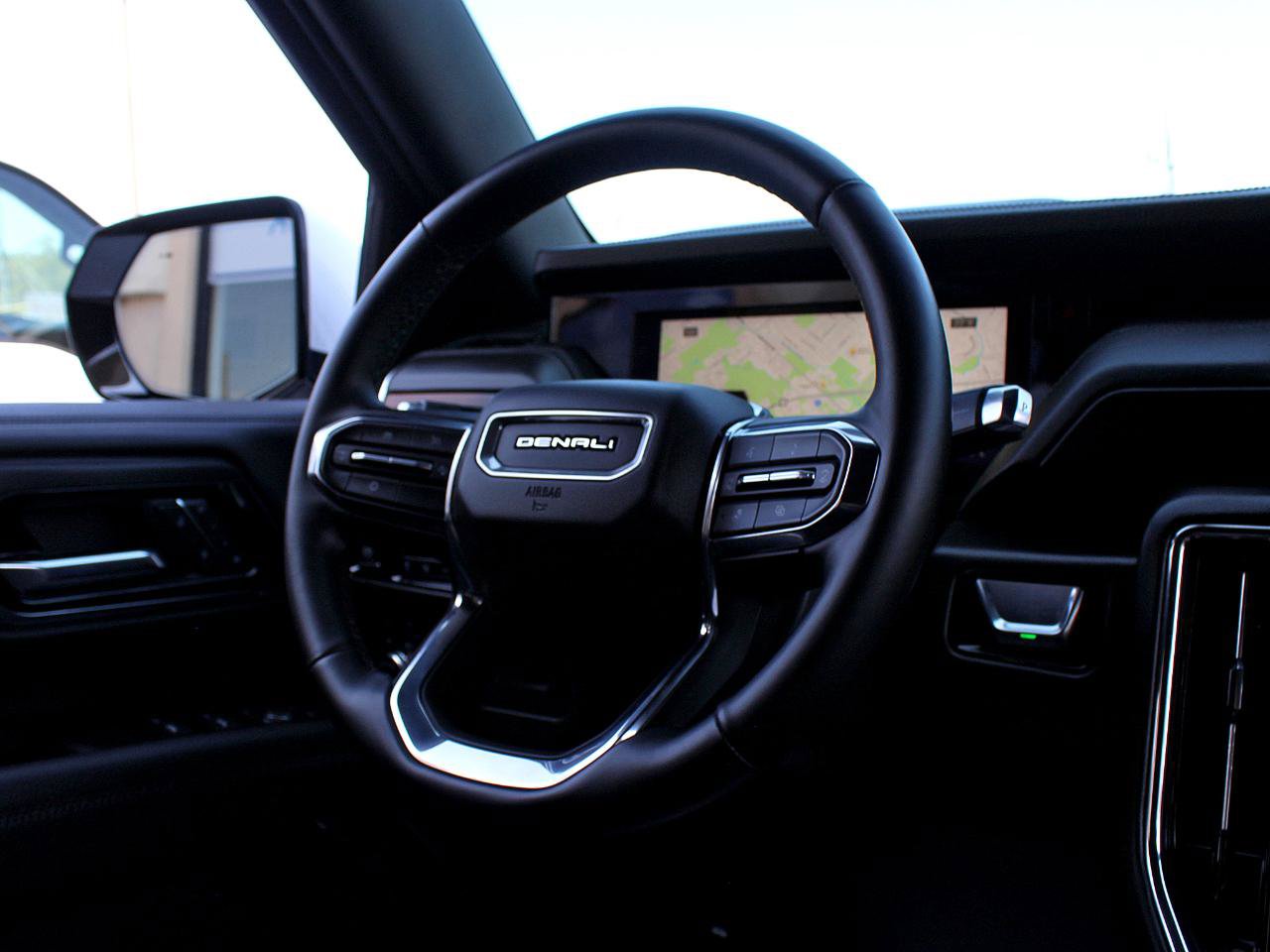 Used 2025 GMC Yukon Denali AWD/4WD image 23