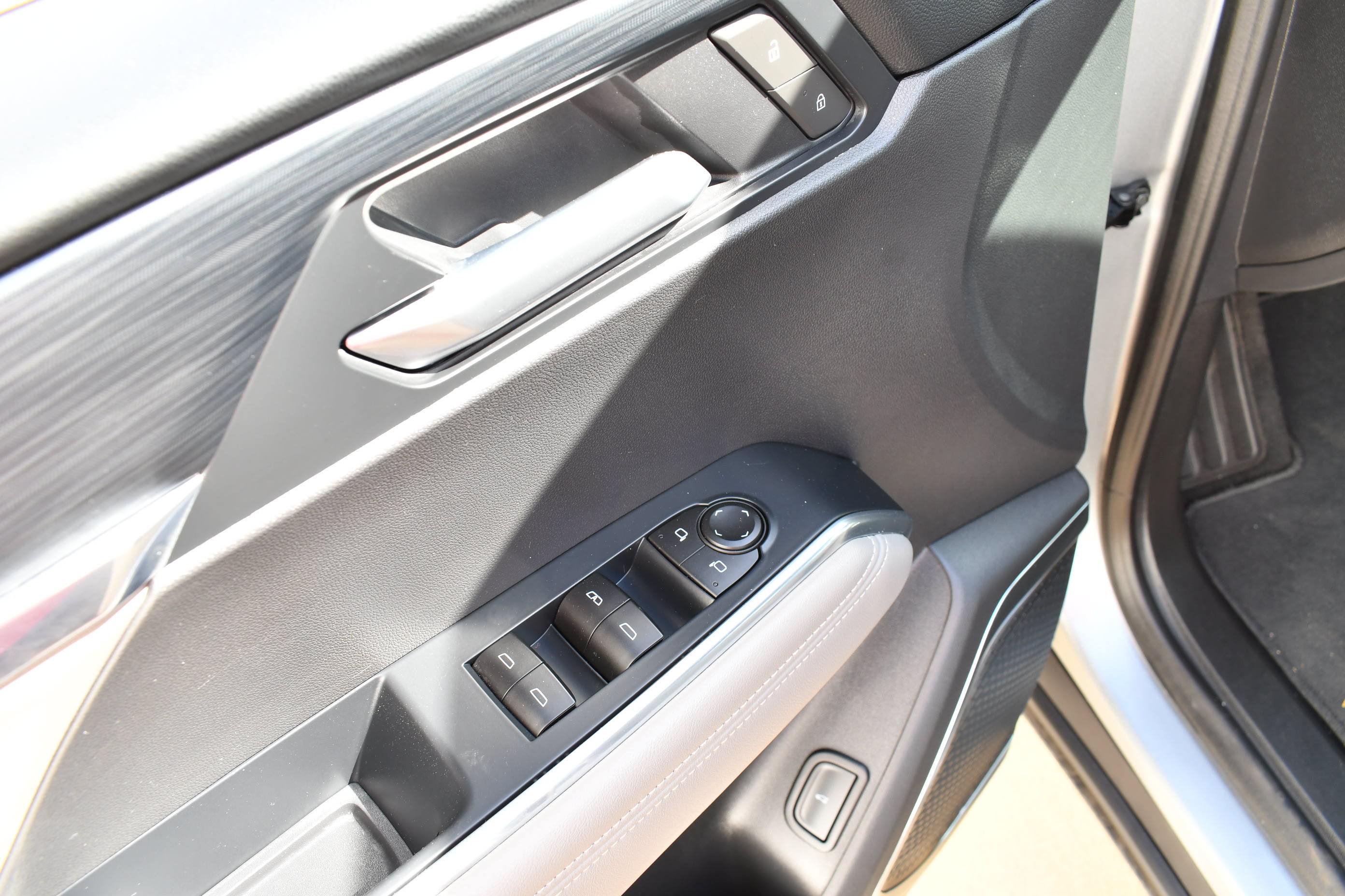 Used 2026 GMC Acadia Elevation w/ Elevation Premium Package FWD image 11
