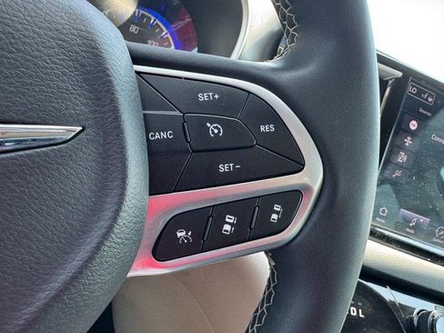 Used 2023 Chrysler Pacifica Touring-L FWD image 17