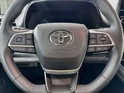 Certified 2025 Toyota Sienna XLE FWD image 17