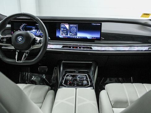 Used 2025 BMW i7 xDrive60 image 13