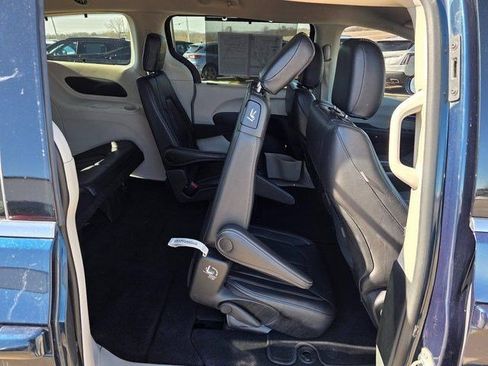 Used 2022 Chrysler Pacifica Touring-L AWD/4WD image 16
