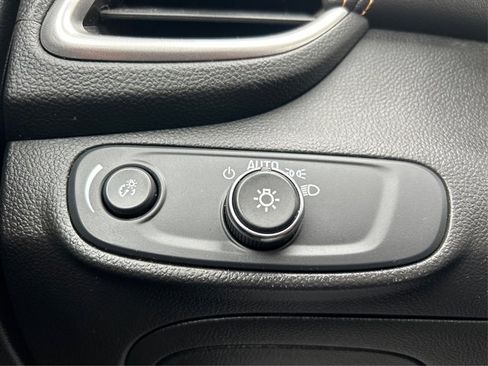 Used 2020 Chevrolet Trax LT w/ Sun & Sound Package image 27