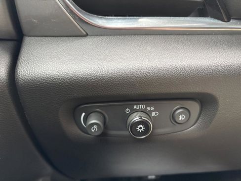 Used 2021 Chevrolet Traverse LT image 21