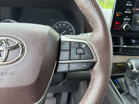 Used 2023 Toyota Sienna Platinum AWD/4WD image 19