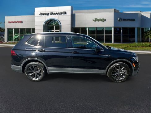 Used 2022 Volkswagen Tiguan SE w/ Panoramic Sunroof Package image 8