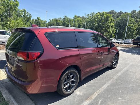 Used 2019 Chrysler Pacifica Touring-L FWD image 6