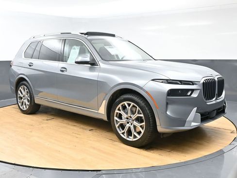 Used 2025 BMW X7 xDrive40i AWD/4WD image 3