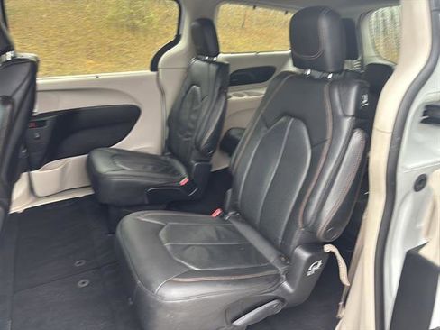 Used 2020 Chrysler Pacifica Touring-L Plus w/ Advanced Safetytec Group image 16