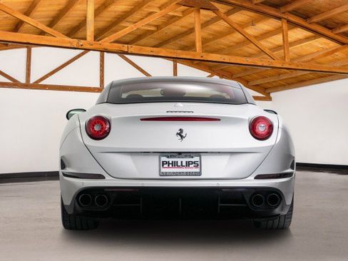 Used 2016 Ferrari California T image 5