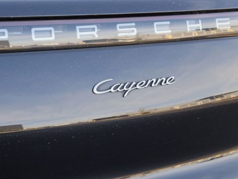 Used 2022 Porsche Cayenne Platinum Edition image 9