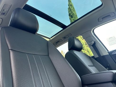 Certified 2023 Volkswagen Tiguan SE w/ Panoramic Sunroof Package image 18