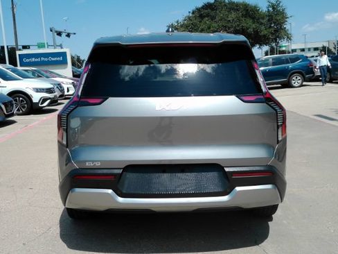 Used 2024 Kia EV9 Light Long Range RWD image 7