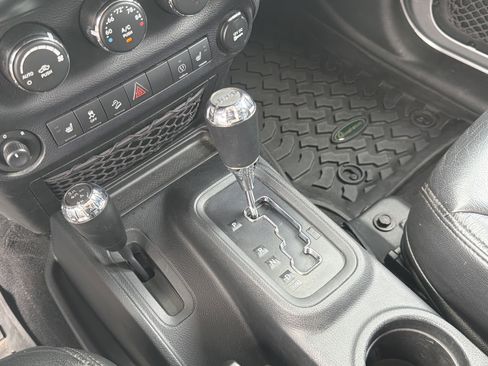 Used 2017 Jeep Wrangler Unlimited Sahara w/ Connectivity Group AWD/4WD image 7