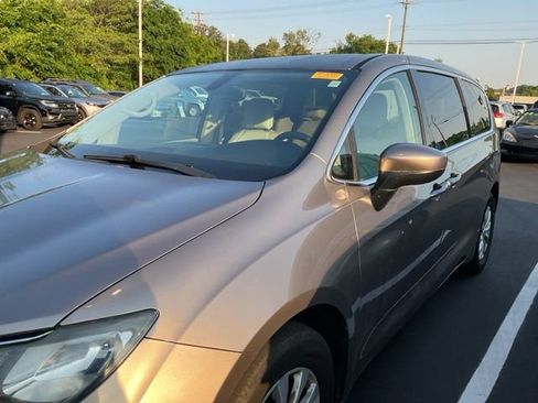 Used 2017 Chrysler Pacifica Touring w/ Tire & Wheel Group FWD image 10