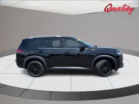 Used 2025 Nissan Pathfinder SL AWD/4WD image 2