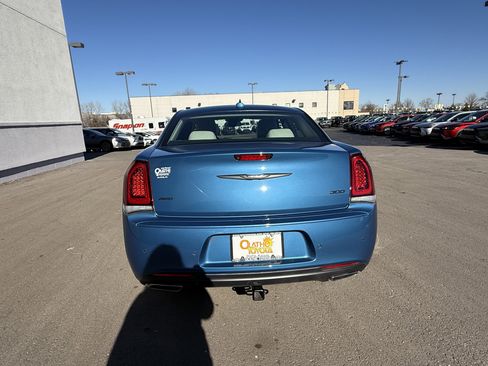 Used 2022 Chrysler 300 Touring L w/ Comfort Group image 5