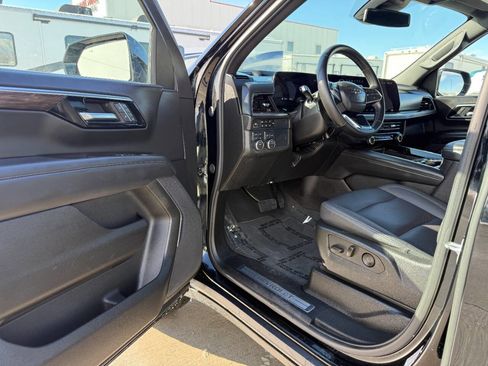 Used 2025 Chevrolet Suburban Z71 image 15