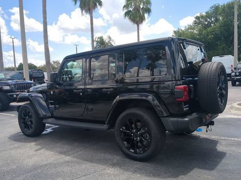 Used 2022 Jeep Wrangler Unlimited Sahara AWD/4WD image 7