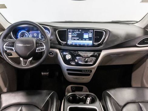 Used 2023 Chrysler Pacifica Touring-L FWD image 25