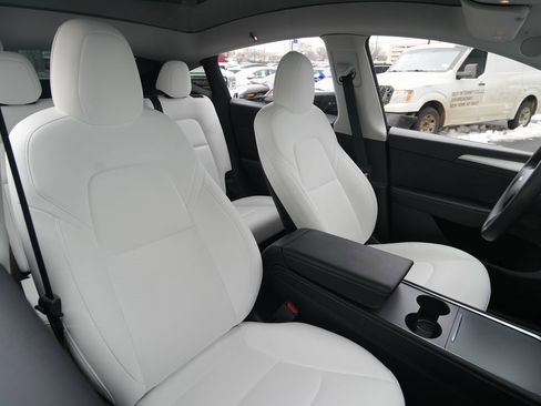 Used 2022 Tesla Model Y Long Range image 22