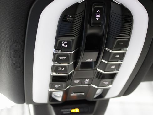 New 2026 Porsche Macan Turbo image 34