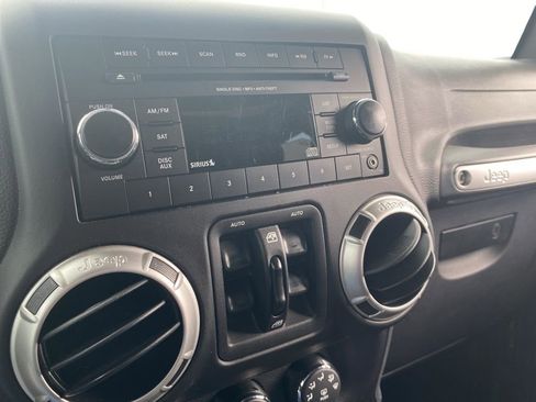 Used 2018 Jeep Wrangler Unlimited Sahara image 14