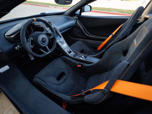 Used 2016 McLaren 675LT Spider image 42